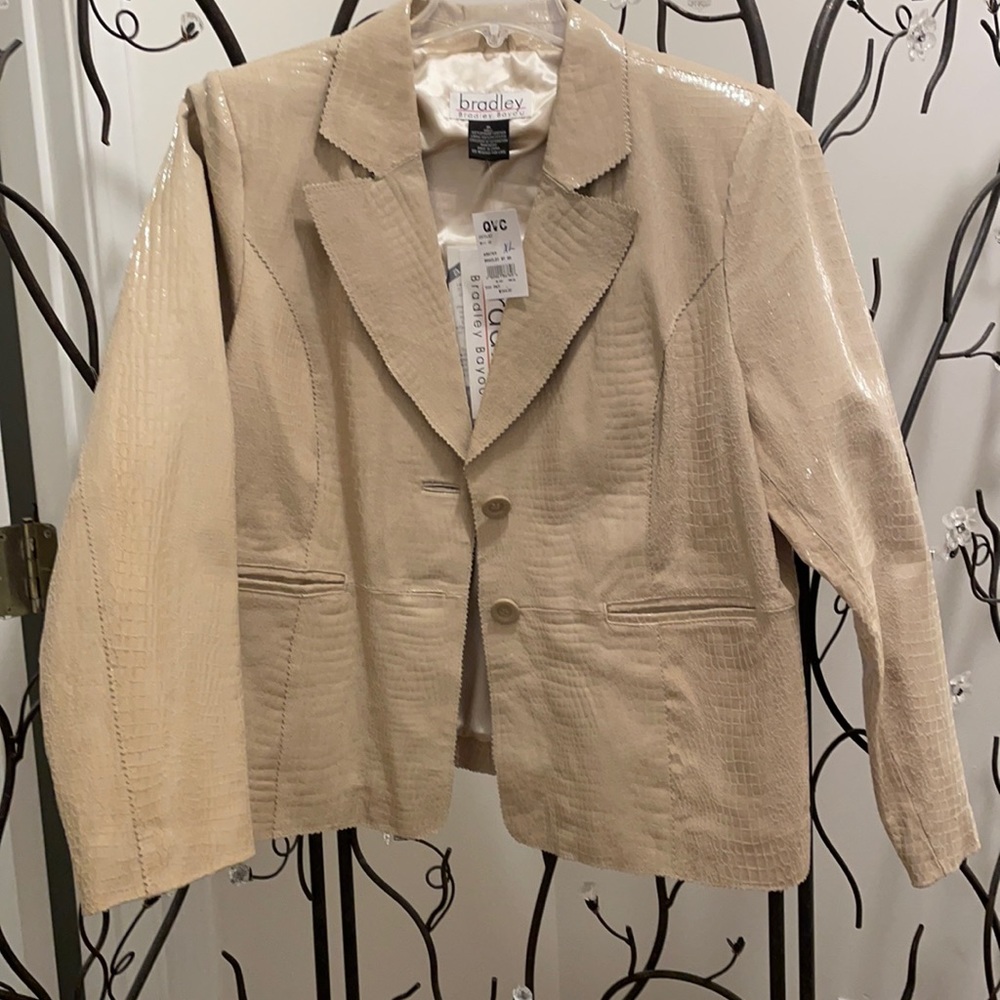 Perfect light weight leather jacket!  Bradley XL